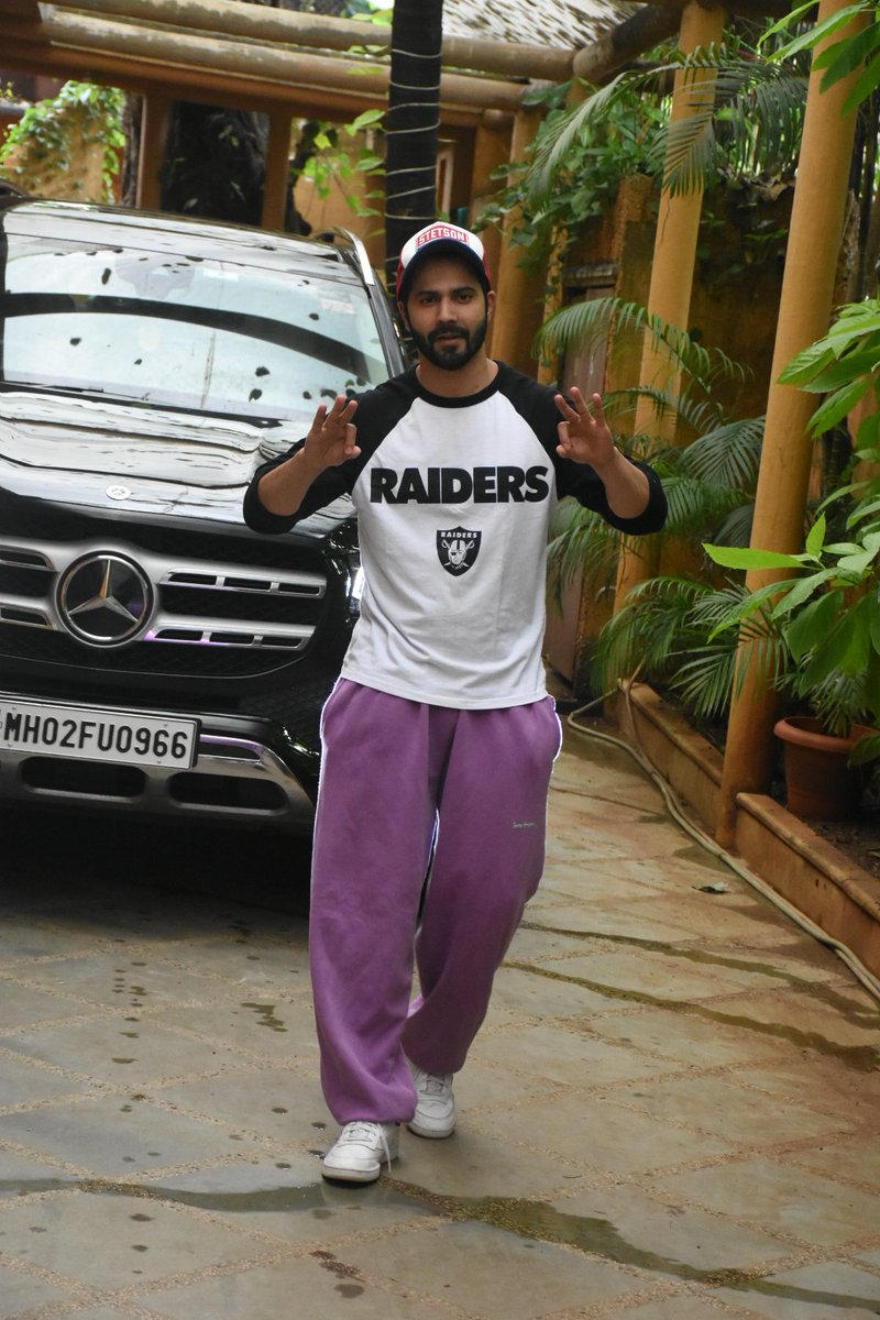 middaygujarati's tweet photo. Varun Dhawan spotted in the city
#BollywoodUpdates #BollywoodNews #CelebUpdates #CelebNews #bollywoodlife #Actor #BollywoodActor #ActorUpdates #varundhawan #varundhawanfans #varundhawanfanclub
#CelebSpotted #CelebOuting
https://t.co/hPdNP0r3Xc https://t.co/mRtlKPu9EZ