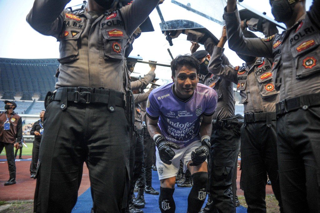 🗣 Kuch Teco saat pemainnya dilempari botol usai menang vs Persib:

"Bukan untuk Persib saja, tapi semua suporter Indonesia harus tahu sepak bola. Kalau kamu kalah, kamu terima, kalau menang juga terima. Kadang-kadang suporter Indonesia terlalu fanatik," 😳

(via Kumparan)