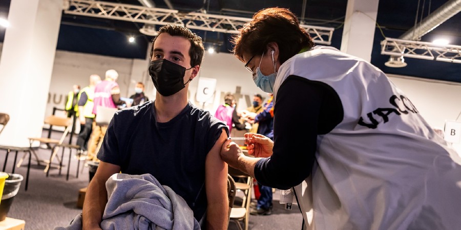 De komende weken ontvangt iedereen (oud naar jong) een uitnodiging voor de #herfstbooster. 💉 De #vaccinatie start op 12 september in Antwerp Expo. #samentegencorona ▶ bit.ly/3PHPg6d