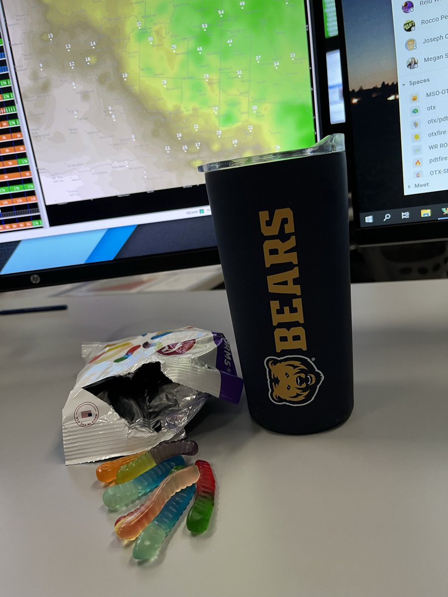 DeweyWx's tweet photo. It’s a #midshift gummy worm party over here.
@wxwarnjenn #PacNW #FLcoast https://t.co/VNar7N4jKU