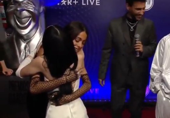 El abrazó entre TINI y NICKI NICOLE,que hermosas son ambas...Reinas 😍.
Pd: son unas minions MUEROOO 🤏🥺