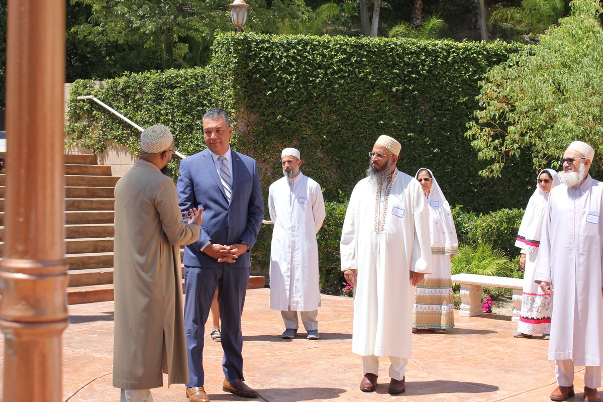 SenAlexPadilla's tweet photo. It's an honor to come together with Muslim, Jewish, Hindu, and Christian interfaith leaders in LA to discuss enhancing safety &amp; addressing violence against faith communities.

Coming together &amp; embracing the diversity of our beliefs allows us to learn from and support each other. https://t.co/98cwwsO1iH