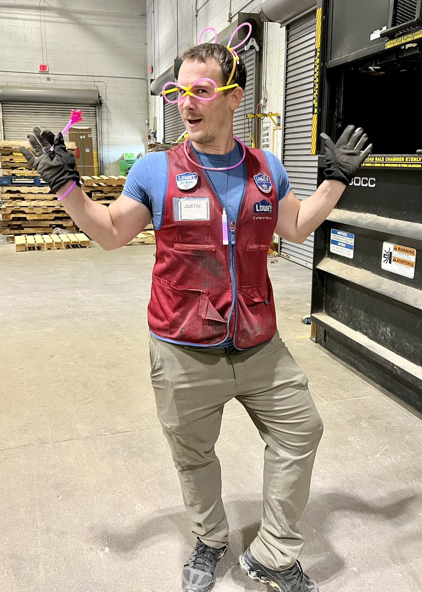 The team was having fun today taking it back to the 80s! #BEAppreciationWeek #Store42 <a href="/NestorAndino1/">Nestor Andino</a> <a href="/Jreeder47489571/">Jreeder</a> <a href="/JamesHu63919876/">James Hudson</a>
