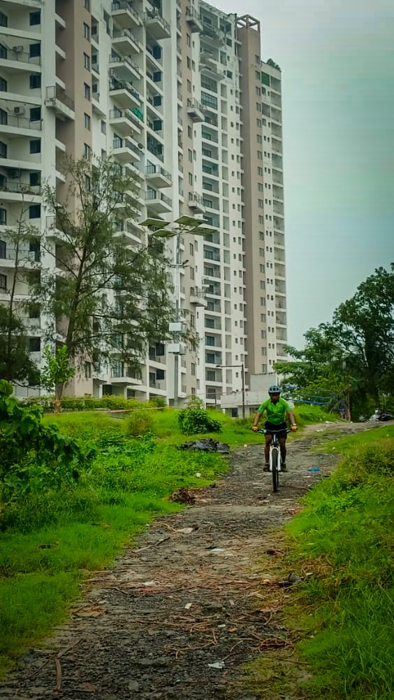 chirpycrow's tweet photo. It's not all rugby....we've just taken delivery of some new Rockrider Mountain bikes and have started to put them through their paces in the Kolkata monsoon.
Huge thank you to @Decathlon_India.
#CycleLogic https://t.co/JF5EBshKiM