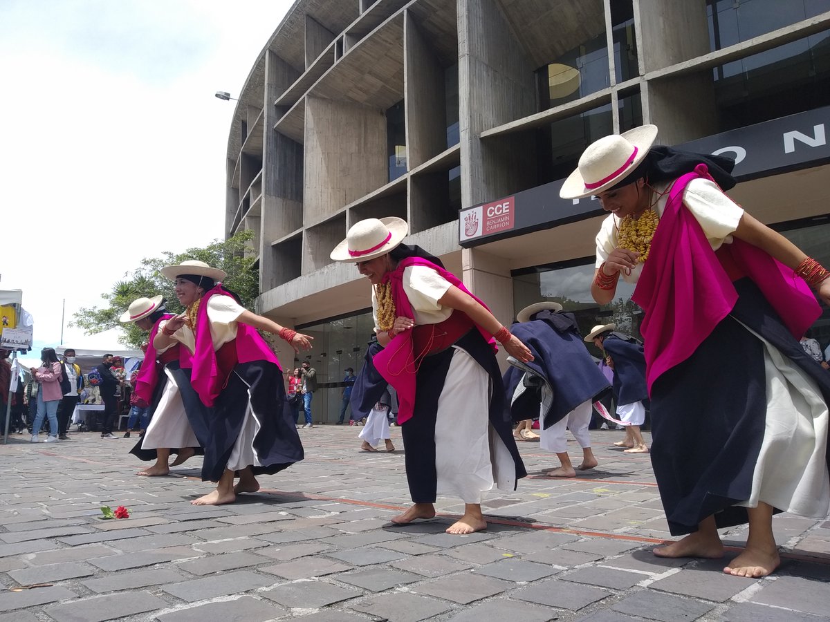 BALLETQUITUS's tweet photo. Muestra didáctica de Quitus en apoyo a los artesanos y emprendimientos, en la Casa de la Cultura Ecuatoriana gracias a la invitación de Cooperativa #jardinazuayo https://t.co/QFp9CwHvZu