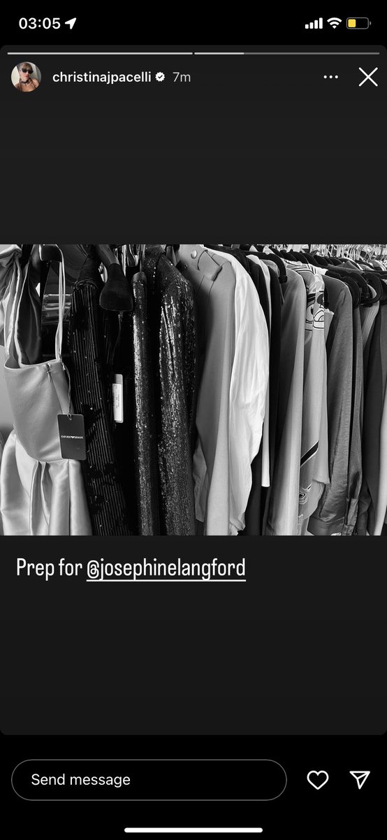 jolangfrds's tweet photo. never thought I’d be crying over a picture of clothes yet here we are https://t.co/bBCz6x40di