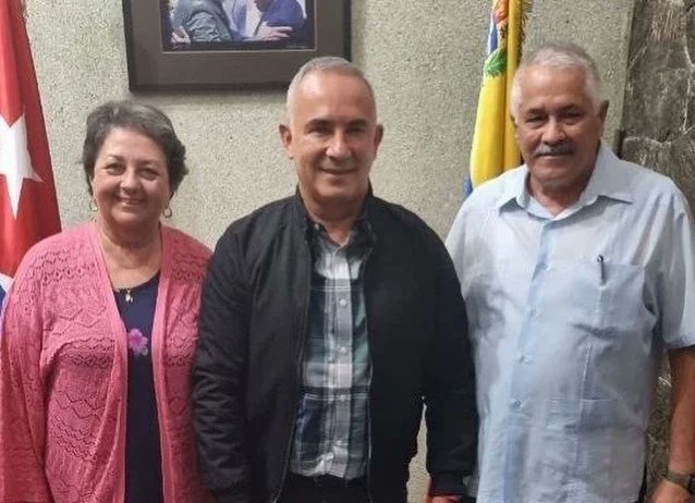El Gobernador del #Táchira <a href="/FreddyBernal/">Freddy Bernal</a>
Se reunió  #Hoy con el Embajador de Cuba en #Venezuela, Dagoberto Rodríguez y su esposa, para seguir organizando las gestiones que desde hace años estamos progresando, especialmente en el reforzamiento de la Red de Barrio Adentro.