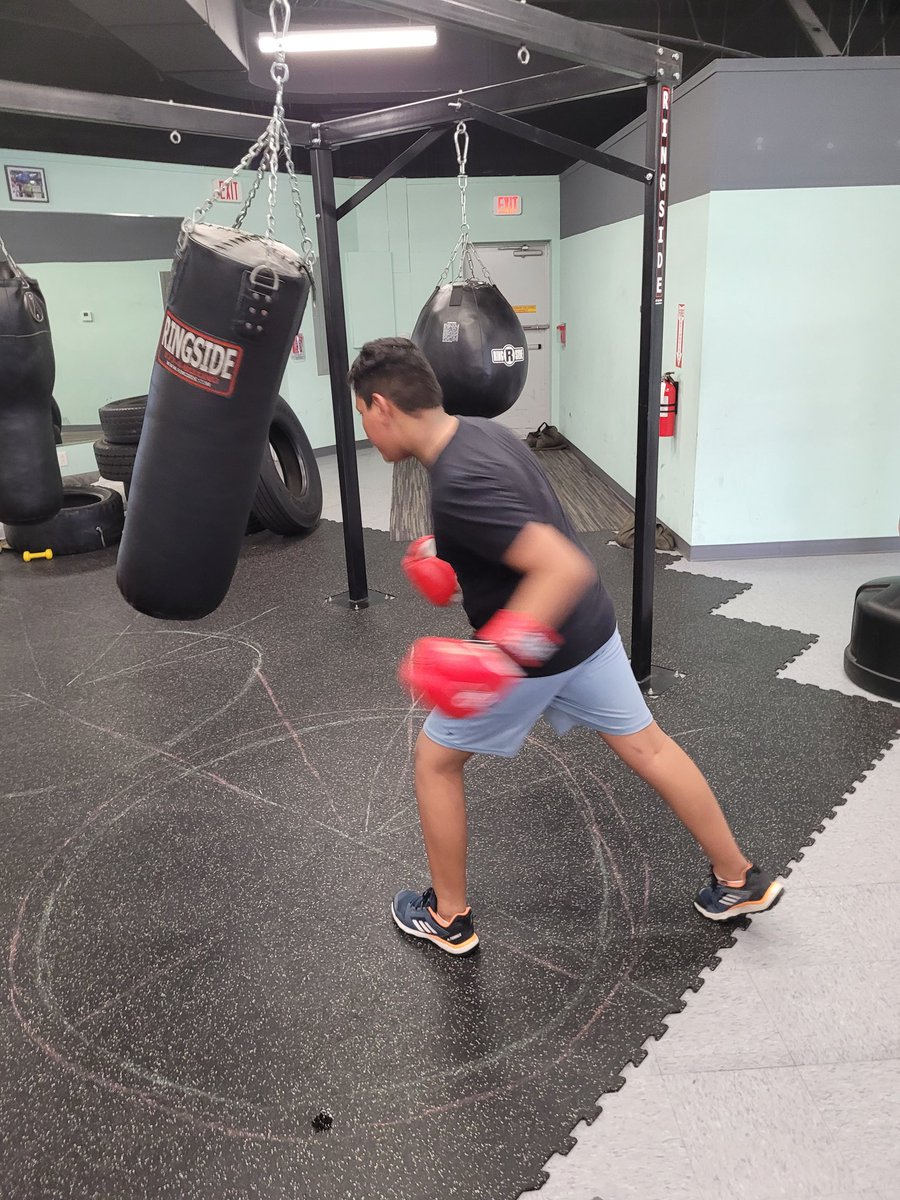 DallasPAL's tweet photo. Rogelio working position one #circle #boxing #drills to gauge distance and timing. #forestaudeliaboxing #DallasPAL https://t.co/MULcP8d6fI