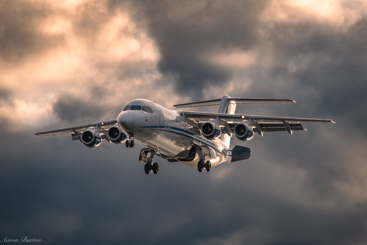 Fly_SummitAir's tweet photo. Our Avro RJ always looks good from below! Taken at CYYJ (Victoria International Airport)
📸 : Aaron, @burtonader
#LifeAtSummitAir #SummitAir #AvroRJ #Victoria #CYYJ https://t.co/HeQpv0SZ8B