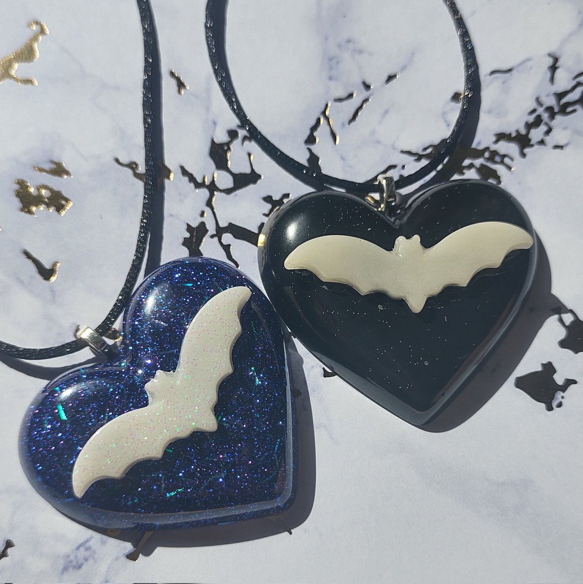 Bat necklaces, just in time for Halloween! 💜🦇
Etsy.com/shop/LunarResin