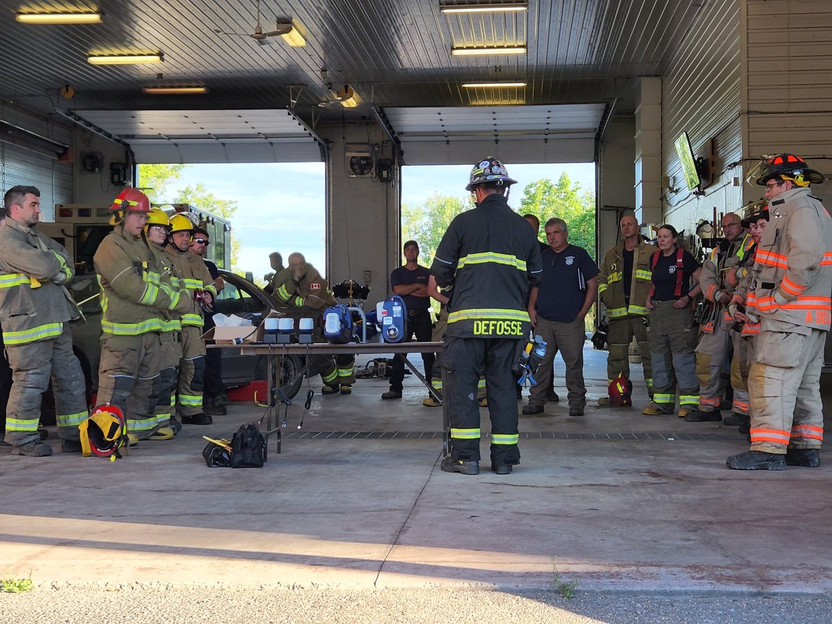 BonnVallFD's tweet image. Pleasure having @JDefosse in to get our officers ready to get new edraulics into service. Thanks again for sharing your knowledge.