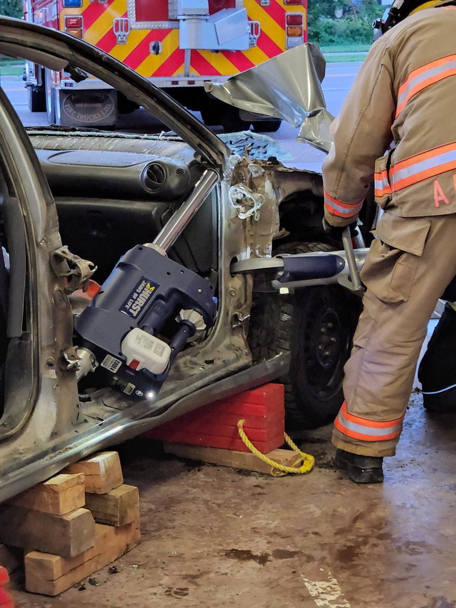 BonnVallFD's tweet image. Pleasure having @JDefosse in to get our officers ready to get new edraulics into service. Thanks again for sharing your knowledge.