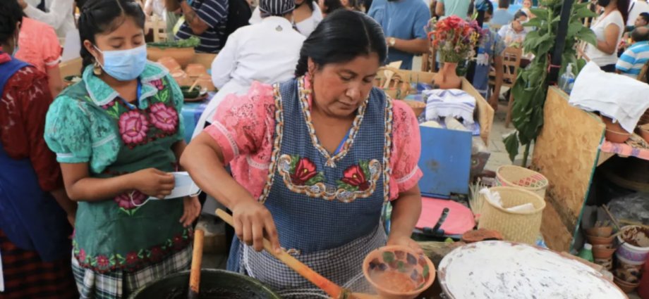 Cocineras tradicionales de #Oaxaca piden tener mayor difusión Puntualizó que el estado tiene una tradición culinaria que ha perneado en todos los sectores de población y también en los turistas nacionales y extranjeros. bit.ly/3cdP6pJ