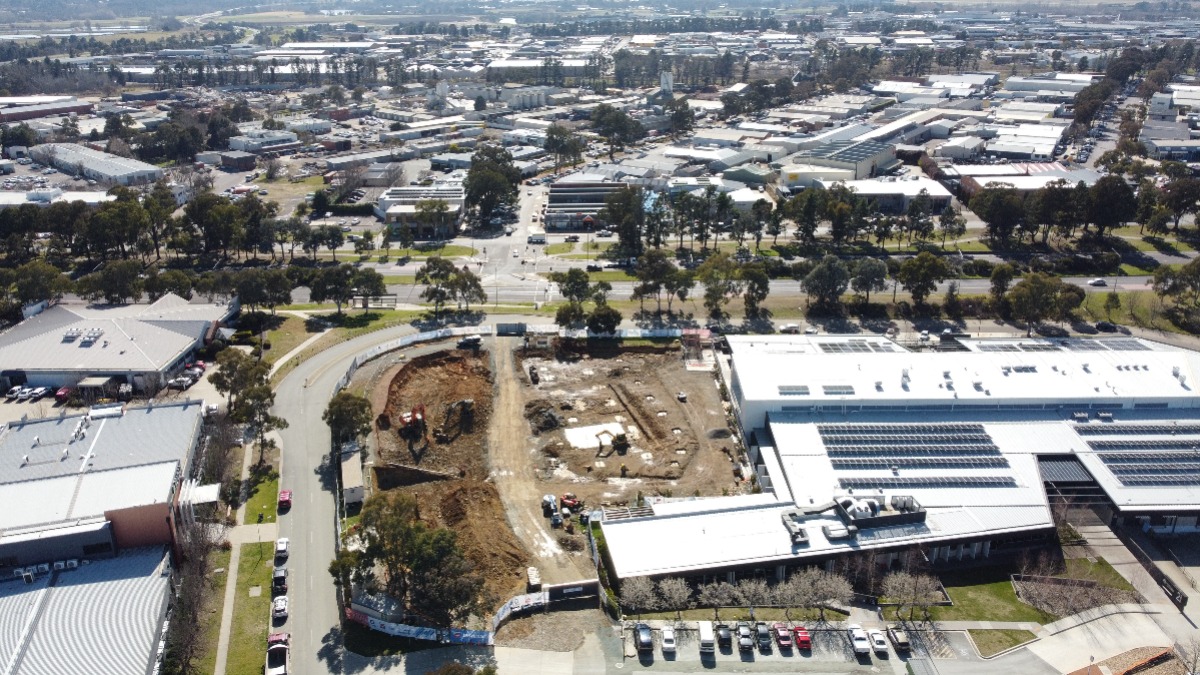 Manteena have been engaged by Evri Group to construct a 3-story, class 5, commercial office space in Symonston—with a total floor space of approximately 6,000m².
Bulk earth works commenced on-site in June, with the main works due for completion in 2023.