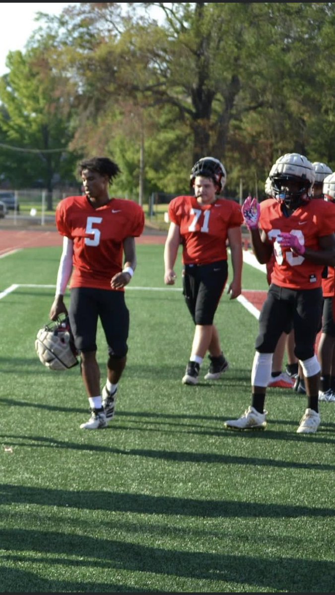 LamarianCarter's tweet photo. Pod-Wr/DB/RB/KR
Ht-6’0
Wt-165
School-idabel high school 
Gpa-3.2 https://t.co/CkP00SfeLZ