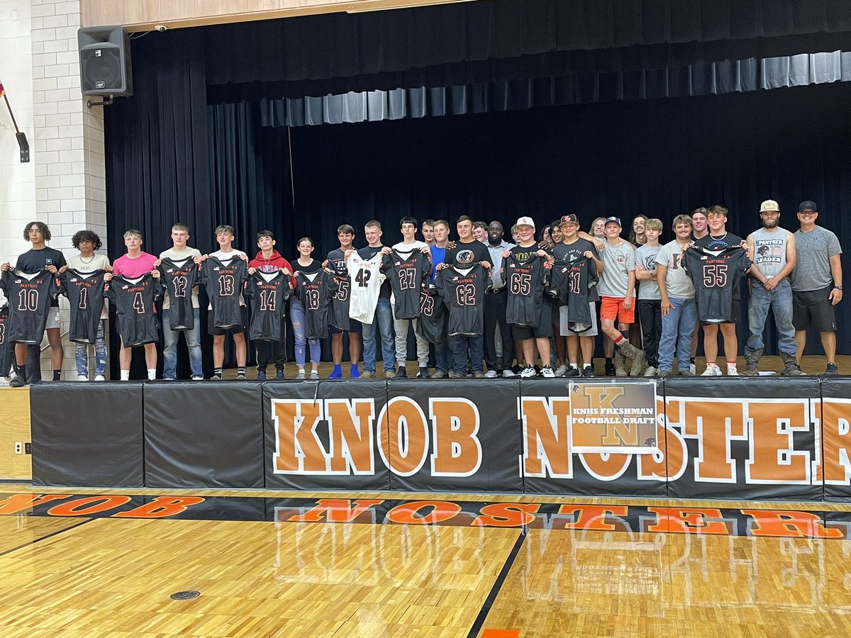 knhsfootball's tweet photo. KNHS Freshmen Draft Night! 
Celebrating the Freshmen making a successful Transition from Jr High Football to Highschool football! Proud of theses young men and excited to what the future holds 
#thepantherway #begreen #buildgreen https://t.co/IvSYqKxbWF