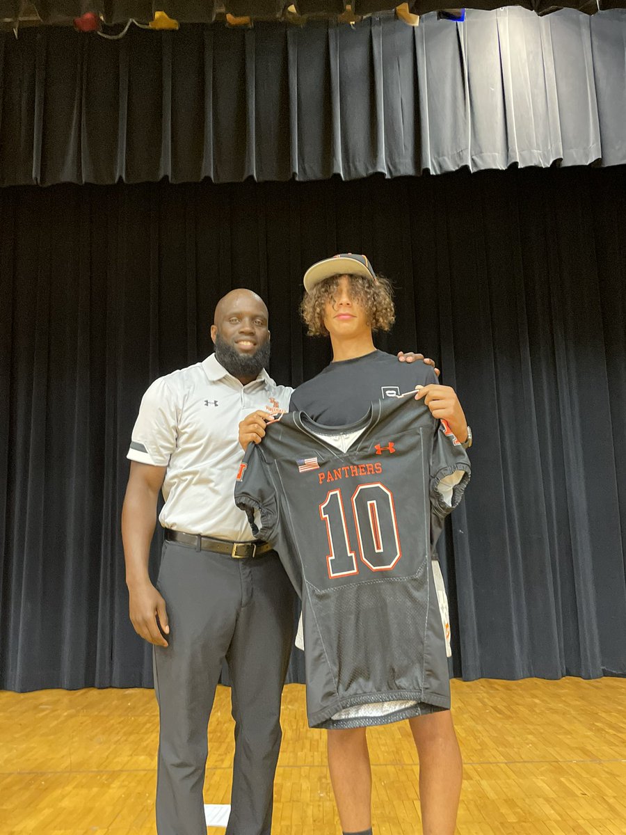 knhsfootball's tweet photo. KNHS Freshmen Draft Night! 
Celebrating the Freshmen making a successful Transition from Jr High Football to Highschool football! Proud of theses young men and excited to what the future holds 
#thepantherway #begreen #buildgreen https://t.co/IvSYqKxbWF