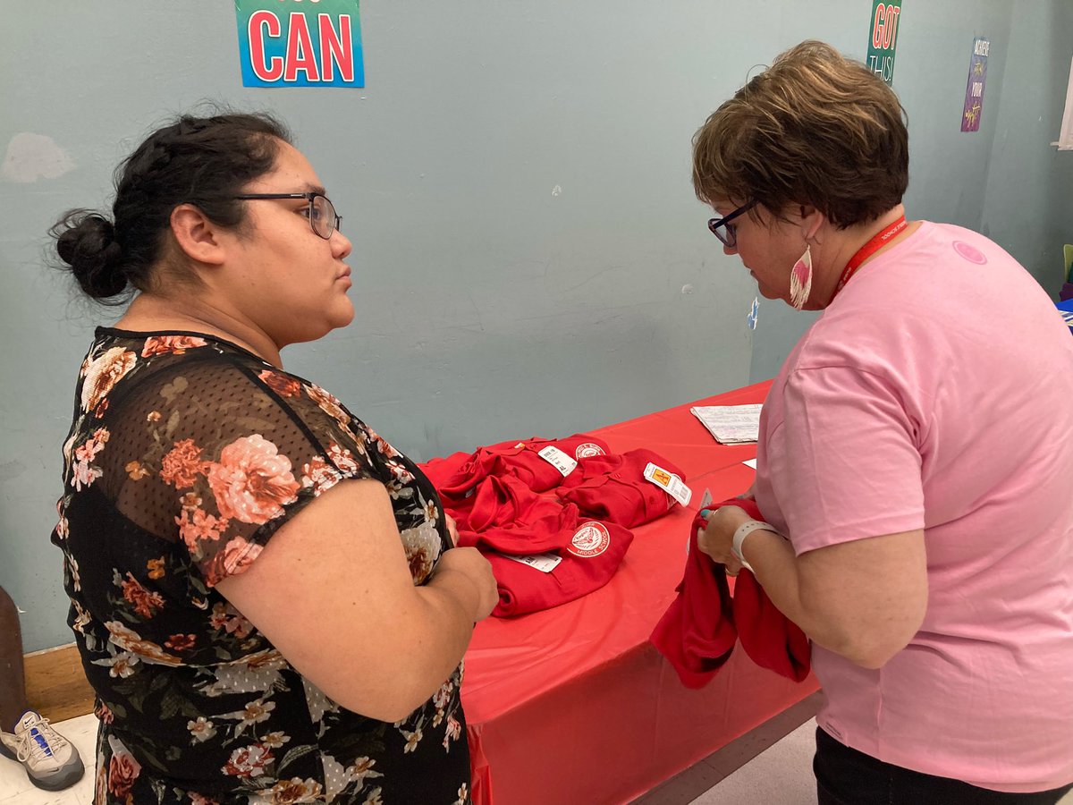 EPSupportsHPS's tweet photo. Was able to stop by @BurrHps during their 6th Grade Orientation…amazing turnout and great job by the team lead by @Mrs_AG_Martinez !!! #engagement #day1 #smiles #team #letsgo @HPSchools https://t.co/cPUiaOMHOH