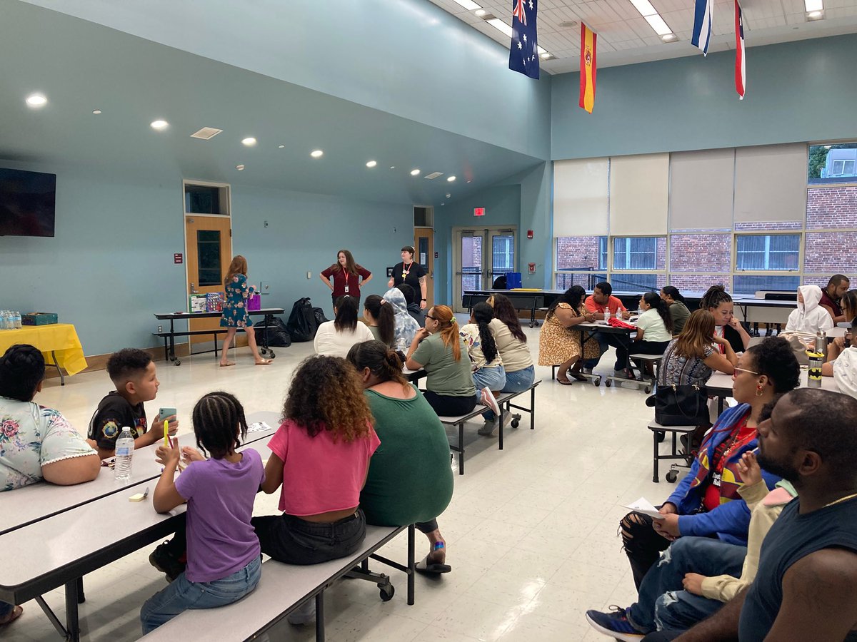 EPSupportsHPS's tweet photo. Was able to stop by @BurrHps during their 6th Grade Orientation…amazing turnout and great job by the team lead by @Mrs_AG_Martinez !!! #engagement #day1 #smiles #team #letsgo @HPSchools https://t.co/cPUiaOMHOH