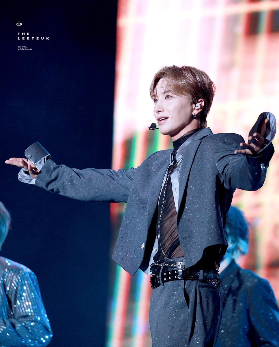 theleeteuk's tweet photo. [HQ] 220820 SMTOWN LIVE 2022 : SMCU EXPRESS 

🖤💙

#이특 #박정수 #LEETEUK #슈퍼주니어 #SUPERJUNIOR #SJ #더이특 #THELEETEUK #SMTOWN #SM콘서트

@special1004 @SJofficial https://t.co/Nlpym6N7ev