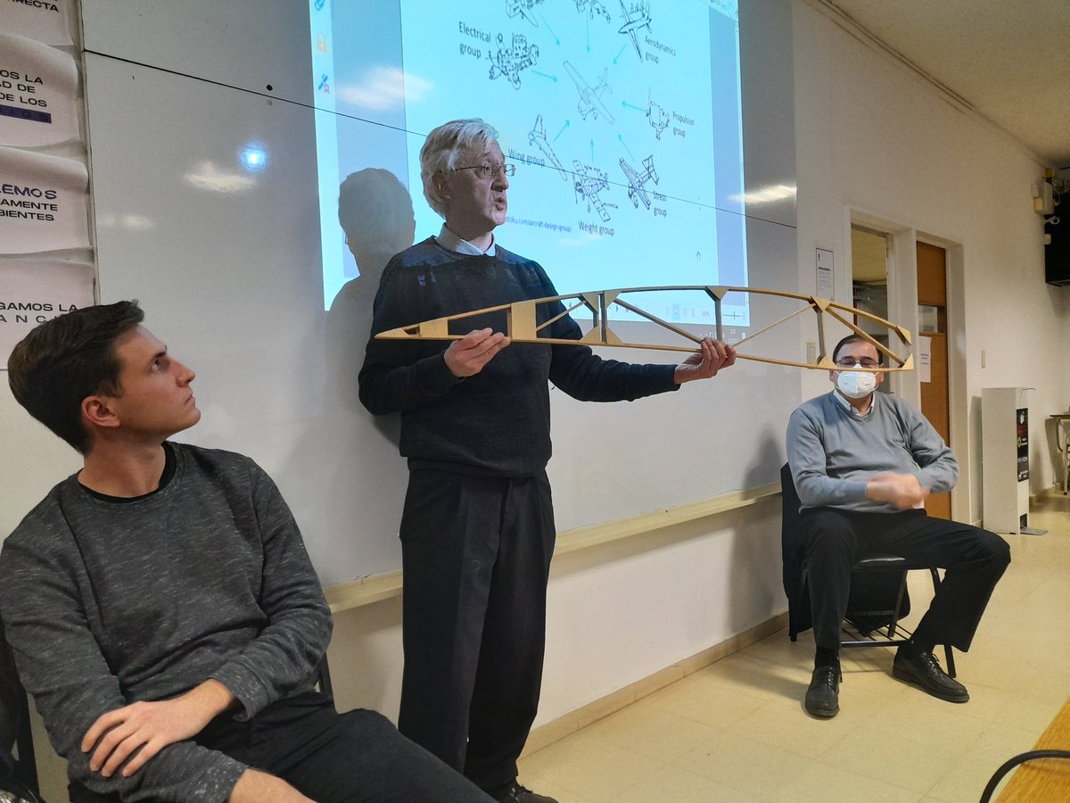 A team of Aeronautical Engineering professors and students from <a href="/FCEFyN_UNC/">FCEFyN UNC</a>
shared key subject field knowledge with our class at <a href="/LenguasUNC/">Facultad de Lenguas</a> for this year's collaboration with <a href="/wipoPearl/">WIPO Pearl</a> #terminology ✈🪂  <a href="/unc_cordoba/">UNC</a> #teamwork