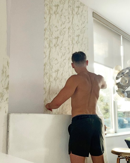 Non peel and stick wallpaper. Hate. But&hellip;hung and done. https://t.co/c6xniAaqnk<a href="/tag/amurderedheart"class="tags"><span>#amurderedheart</span></a>