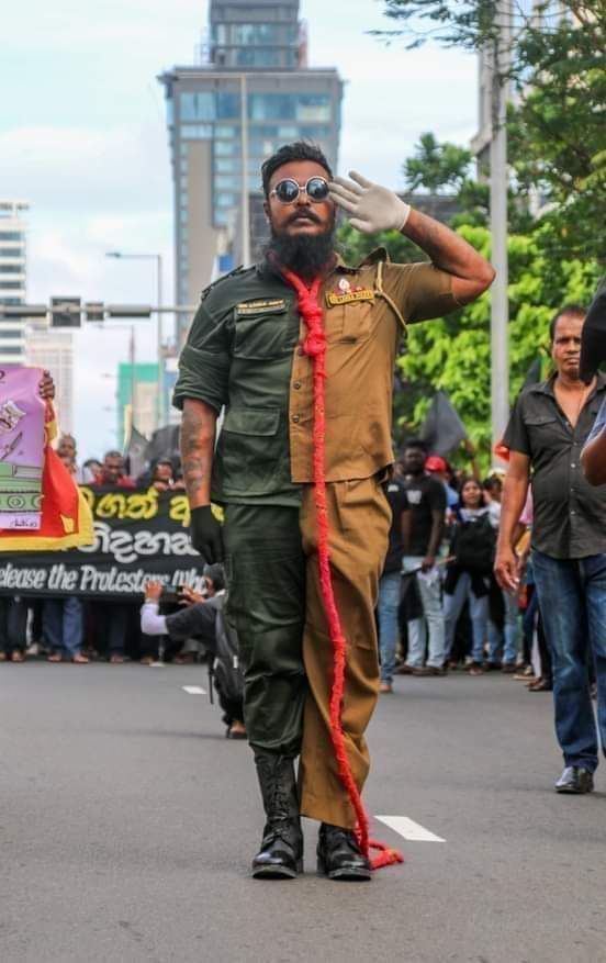 Welikumbura's tweet photo. #GotaGoGama activist Shalika Rukshan was arrested for wearing this costume during the demonstrations. What a country &amp; what a police force.

#lka #SriLanka #SriLankaProtrsts #StopOppressionLK #GoHomeRanil #HumanRights #HumanRightsViolations #FreedomOfExpression https://t.co/xOlRrPkSZT