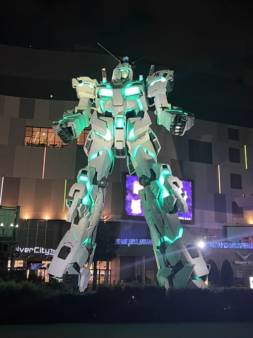 昨日通りがかりにガンダムを軽く紹介してもらう機会を得て、実物があまりにカッコよくて感動した。実はガンダムシリーズを何ひとつ一度も観たことがなく、ガンダムがなんなのか、どれなのかもわからないド素人なんですが、この作りの良さに見惚れてしまった。うとぅくしい…… 