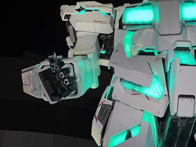 昨日通りがかりにガンダムを軽く紹介してもらう機会を得て、実物があまりにカッコよくて感動した。実はガンダムシリーズを何ひとつ一度も観たことがなく、ガンダムがなんなのか、どれなのかもわからないド素人なんですが、この作りの良さに見惚れてしまった。うとぅくしい…… 