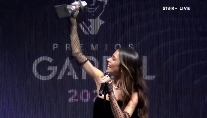 TSMIENTEME's tweet photo. Tini con su primer y segundo Gradel,y con una sonrisa tan hermosa...Ella se lo super merece por sacar TREMENDO TEMON,UN HIT MUNDIAL🖤🔥 https://t.co/JnHkhlkzqL