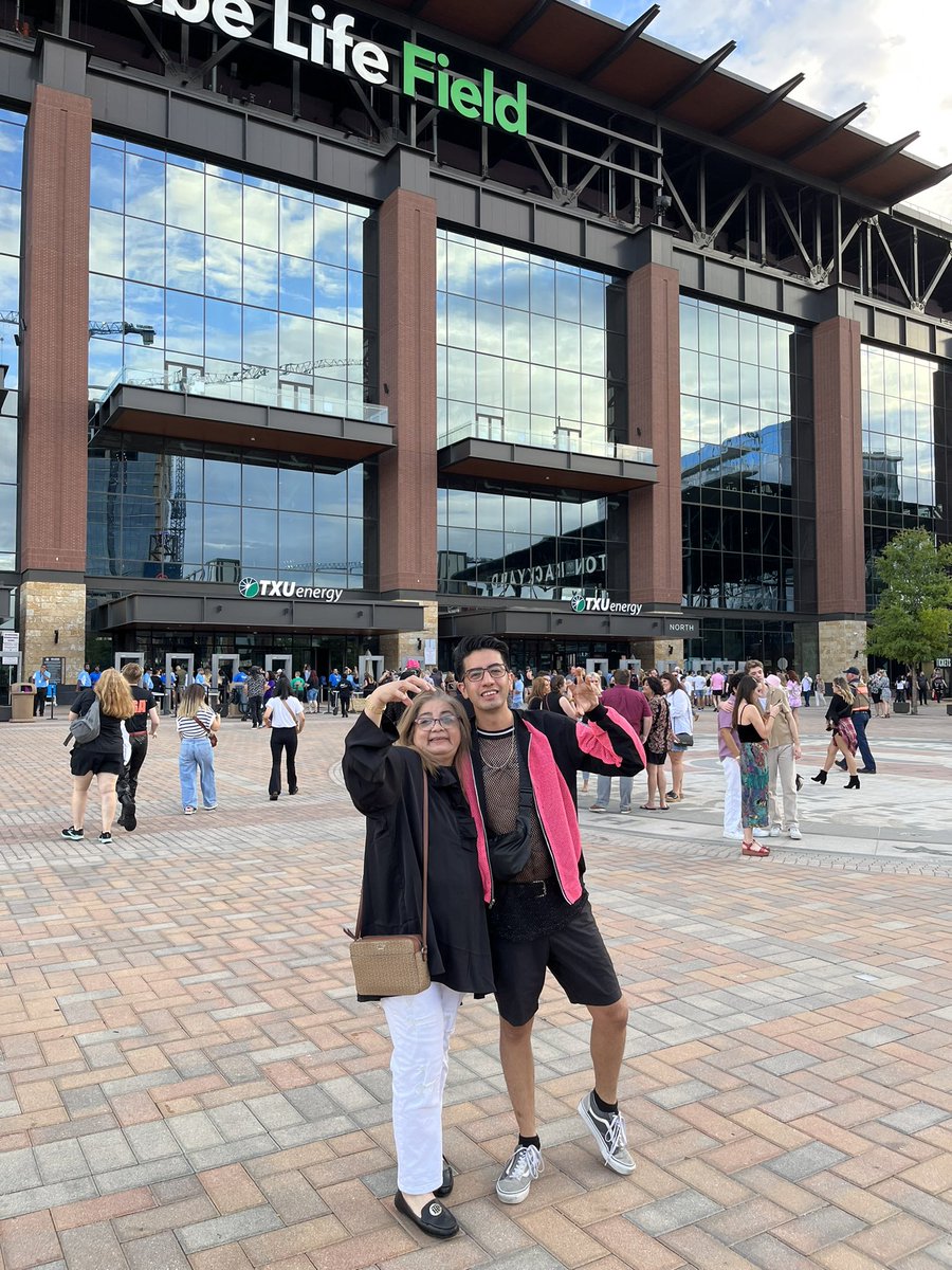 IsgabeMonster's tweet photo. Con la mejor mujer del mundo mundial mi mamá siempre acompañándome  #ChromaticaBallDallas https://t.co/xgfQhGbuoN