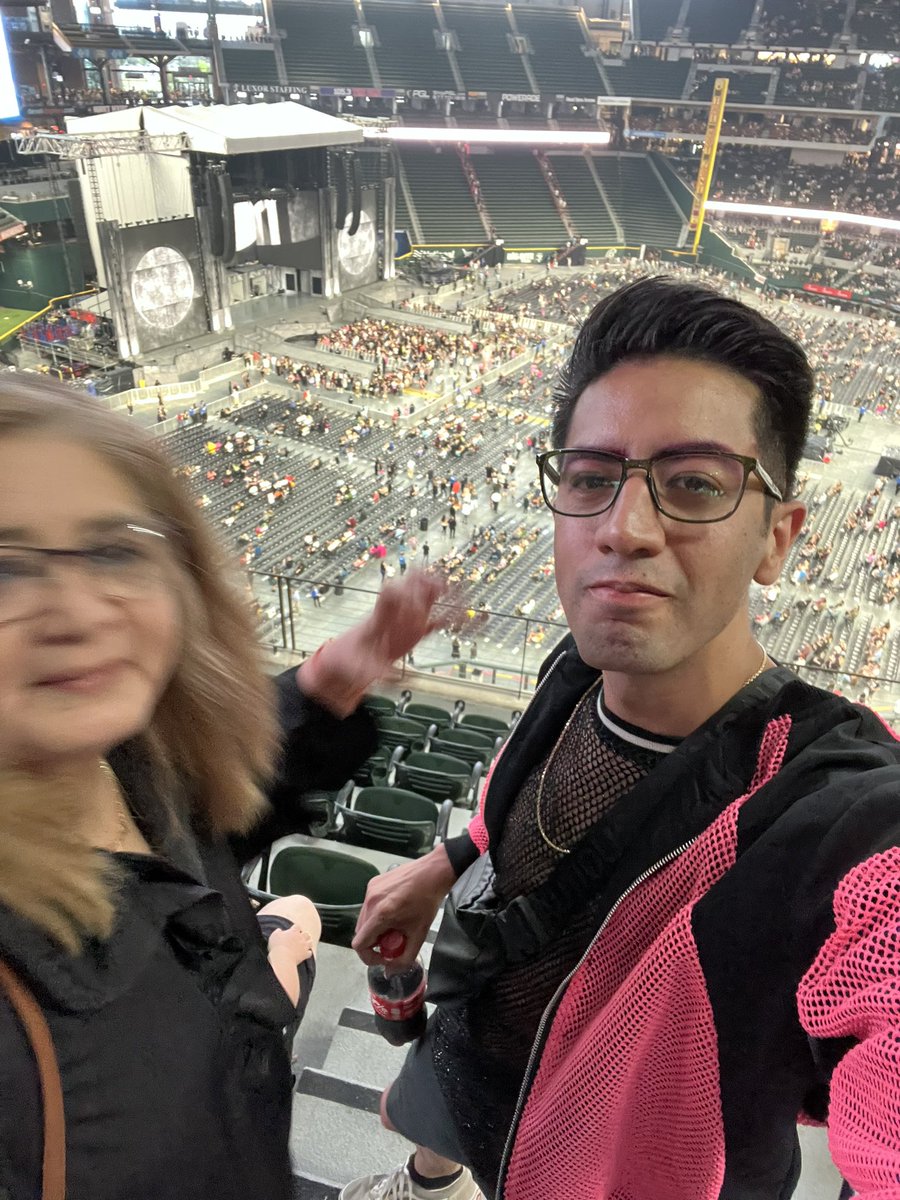 IsgabeMonster's tweet photo. Con la mejor mujer del mundo mundial mi mamá siempre acompañándome  #ChromaticaBallDallas https://t.co/xgfQhGbuoN