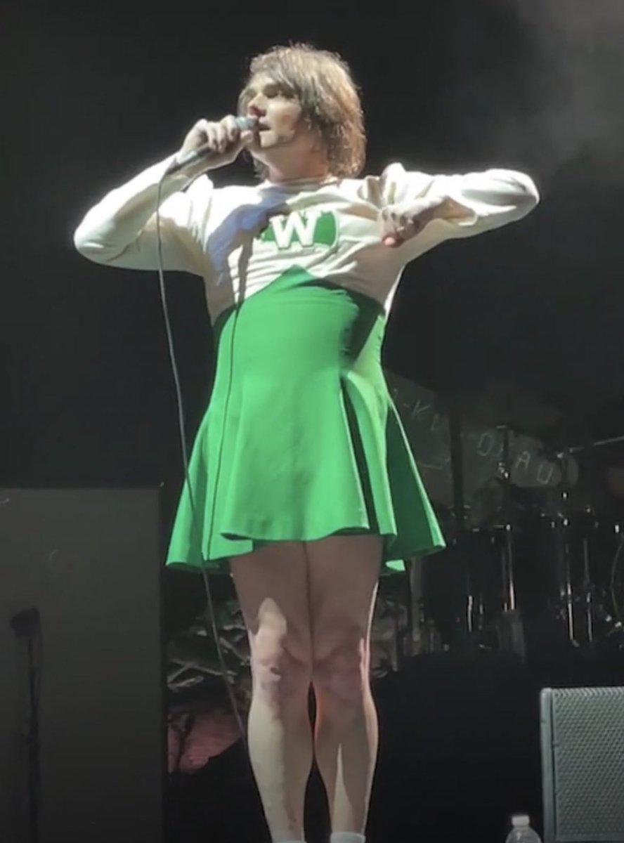 kissofviolence's tweet image. mentally i will never recover from the fact that gerard shaved his legs for this