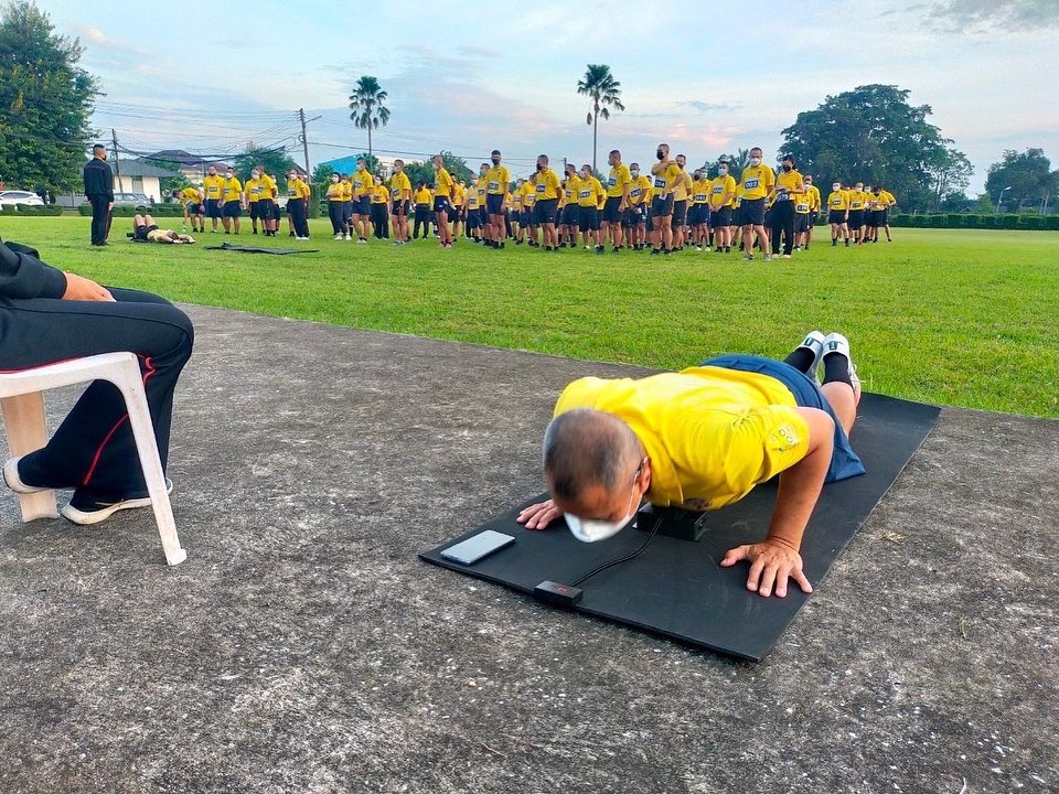 ascom2army2's tweet image. 💪ผบ.บชร.2 นำกำลังพลของหน่วยทดสอบสมรรถภาพร่างกาย ประจำปี 2565 ณ สนามหน้า บก.บชร.2 ตามนโยบายของผู้บัญชาการทหารบก ที่เน้นย้ำให้กำลังพลมีความเข้มแข็งทั้งร่างกายและจิตใจ พร้อมปฏิบัติหน้าที่เพื่อ ชาติ ศาสน์ กษัตริย์ และประชาชน 
#กองบัญชาการช่วยรบที่2