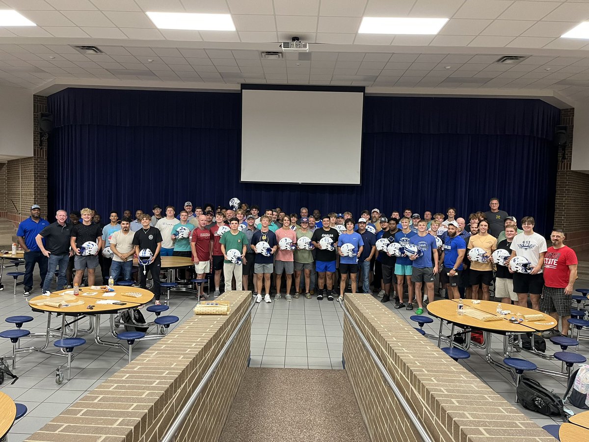 Lindale_FB's tweet photo. 2022 Decals with Dad’s was awesome!  Thankful for this group of young men and the men they chose to be with them tonight. We are one day closer! #ALLIN  #Unity🤫 https://t.co/nfu3EpIFeJ
