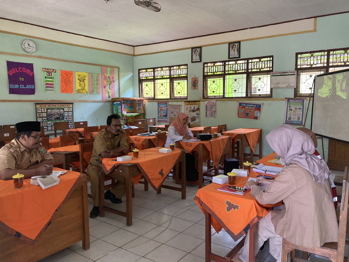 HerryFTanjung's tweet photo. Tim Evaluator PMI Pusat Kunjungan ke Sekolah SD Negeri di Tegalretno dan Waluyorejo untuk Evaluasi Tengah Tahun Program Kesiapsiagaan Tanggap Darurat Bencana di Masyarakat &amp; sekolah Selatan Jawa di Kebumen, Jawa Tengah. Senin, (22/8). Cc @RadioElshinta @SonoraFM92 https://t.co/yqLOgTbJ4K