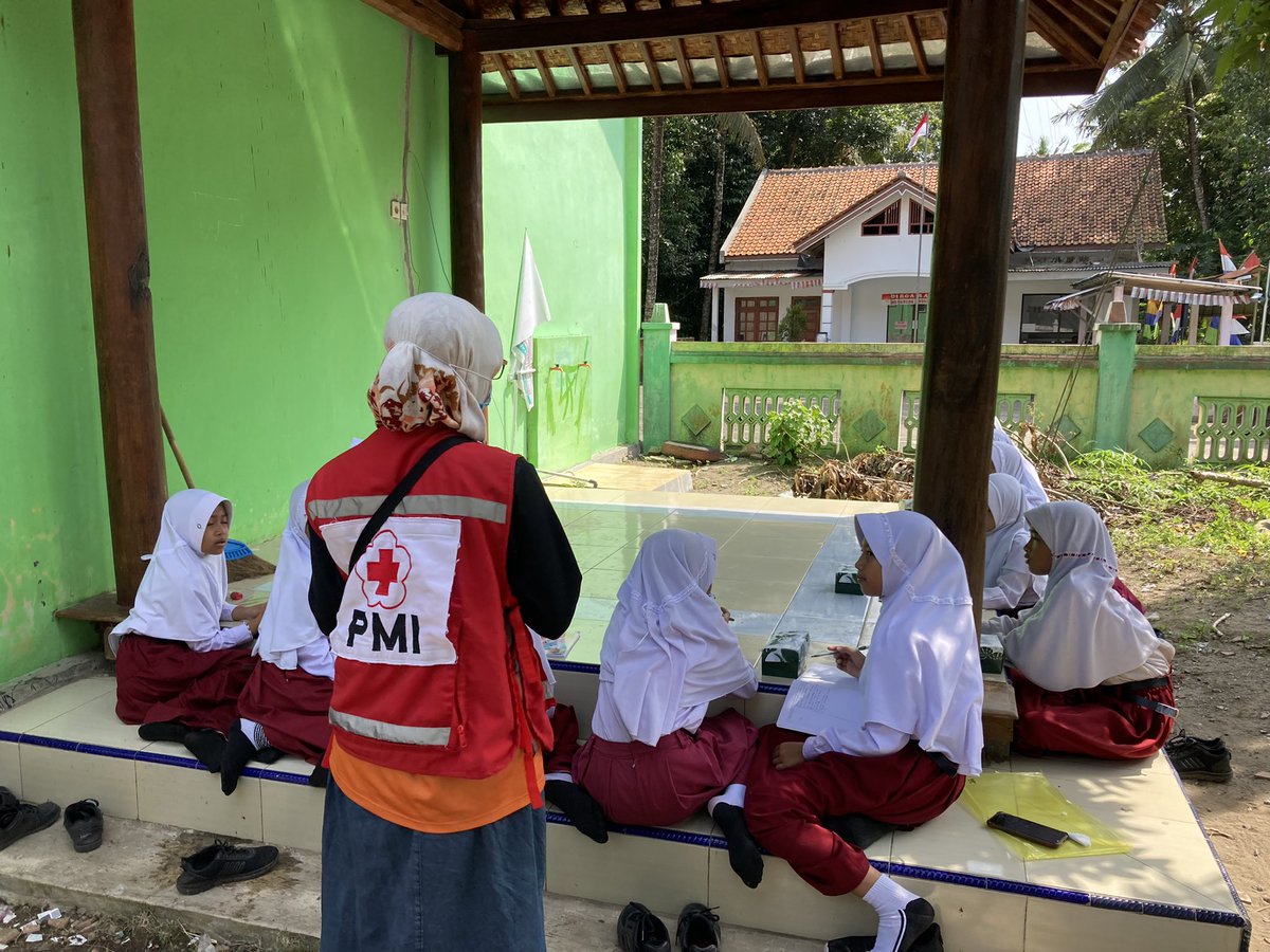 HerryFTanjung's tweet photo. Tim Evaluator PMI Pusat Kunjungan ke Sekolah SD Negeri di Tegalretno dan Waluyorejo untuk Evaluasi Tengah Tahun Program Kesiapsiagaan Tanggap Darurat Bencana di Masyarakat &amp; sekolah Selatan Jawa di Kebumen, Jawa Tengah. Senin, (22/8). Cc @RadioElshinta @SonoraFM92 https://t.co/yqLOgTbJ4K