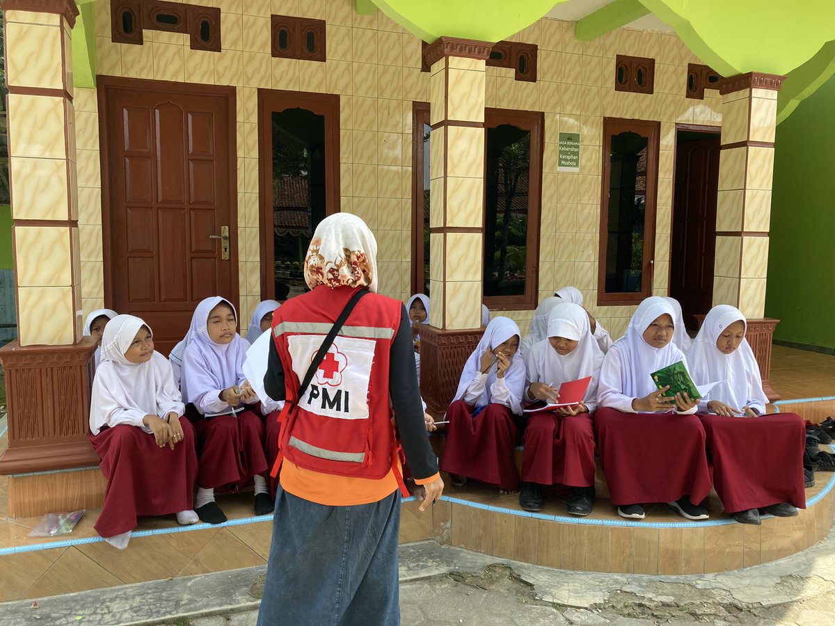 HerryFTanjung's tweet photo. Tim Evaluator PMI Pusat Kunjungan ke Sekolah SD Negeri di Tegalretno dan Waluyorejo untuk Evaluasi Tengah Tahun Program Kesiapsiagaan Tanggap Darurat Bencana di Masyarakat &amp; sekolah Selatan Jawa di Kebumen, Jawa Tengah. Senin, (22/8). Cc @RadioElshinta @SonoraFM92 https://t.co/yqLOgTbJ4K