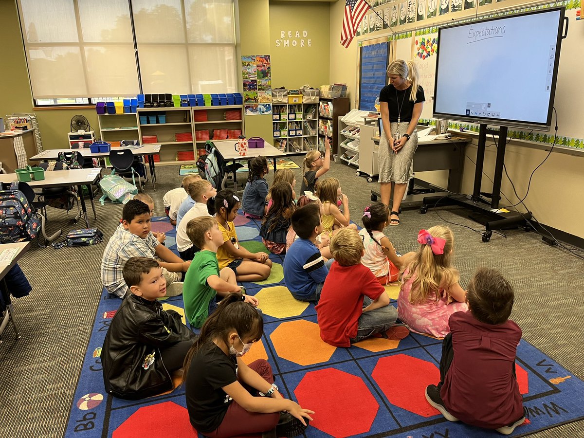 BPeatrowsky's tweet photo. New teachers in CB were engaging students in building relationships, routines, and expectations! #LevelUpCB   #southendpride https://t.co/gRfxl5GRqO