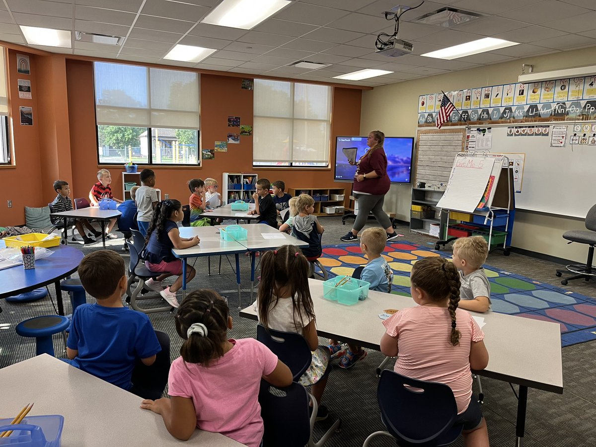 BPeatrowsky's tweet photo. New teachers in CB were engaging students in building relationships, routines, and expectations! #LevelUpCB   #southendpride https://t.co/gRfxl5GRqO