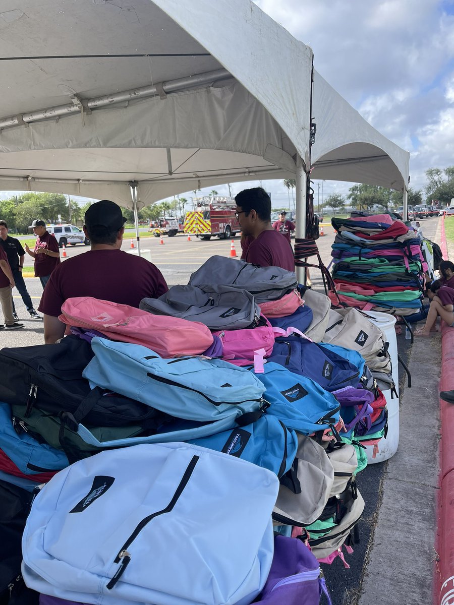 ozunaaaaaa's tweet photo. BPA Officers volunteered this past weekend @ the 5th Annual backpack giveaway! #Shootforthestarsfoundation #psja #bears #bpatx @PSJACTE https://t.co/PKJmjImnC0