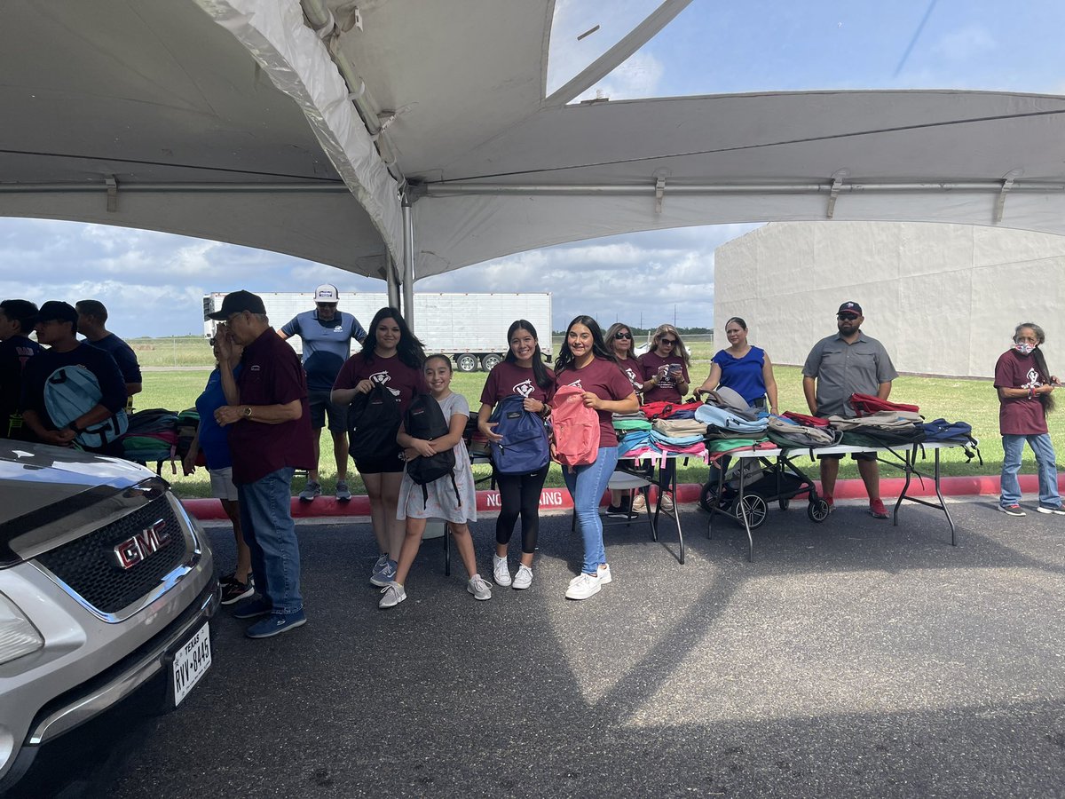ozunaaaaaa's tweet photo. BPA Officers volunteered this past weekend @ the 5th Annual backpack giveaway! #Shootforthestarsfoundation #psja #bears #bpatx @PSJACTE https://t.co/PKJmjImnC0