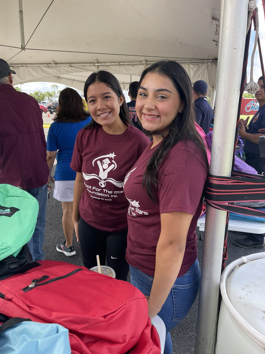 ozunaaaaaa's tweet photo. BPA Officers volunteered this past weekend @ the 5th Annual backpack giveaway! #Shootforthestarsfoundation #psja #bears #bpatx @PSJACTE https://t.co/PKJmjImnC0