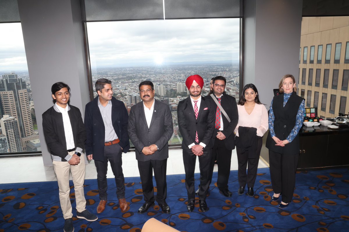 dpradhanbjp's tweet photo. In Melbourne today morning, had a lively interaction with Indian students studying in Australia.

It was wonderful to learn about their academic experiences. Enriched by their ideas on establishing India as a knowledge superpower. My best wishes to them for a bright future. https://t.co/ymGMQDkN0h