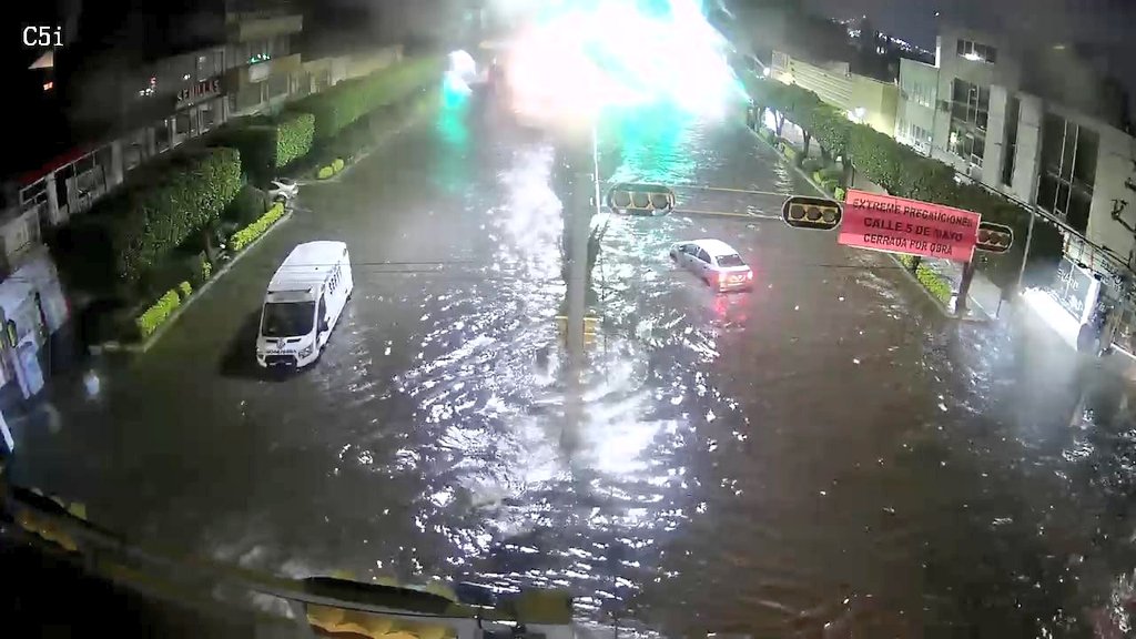 vialidad_leon's tweet photo. Se mantienen encharcamientos importantes en vialidades como:
-Juan José Torres Landa 
-Miguel Hidalgo
-Juan Alonso de Torres (Hidalgo a Francisco Villa)
-Eje Metropolitano
-Hilario Medina
-Adolfo López Mateos
En lo posible mantente en zonas altas, mientras baja el nivel del agua. https://t.co/yfAsg18mvj