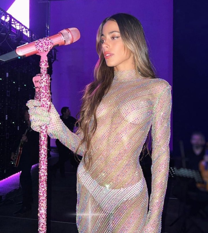 No solo sirvió outfit para la gala sino también para su bella presentación donde nos deleito otra vez con su tremenda voz TINI STOESSEL nada más para decir,A TUS PIES REINA 🛐🖤🤍