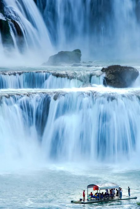 suxiaoxiao001's tweet photo. #waterfallchallenge Chongzuoโs Detian Waterfall is the largest transnational waterfall in Asia. When it merges with Ban Gioc Waterfalls in #Vietnam during the wet season, the view is spectacular.
#DatingChongzuo https://t.co/tQ6131dwDJ