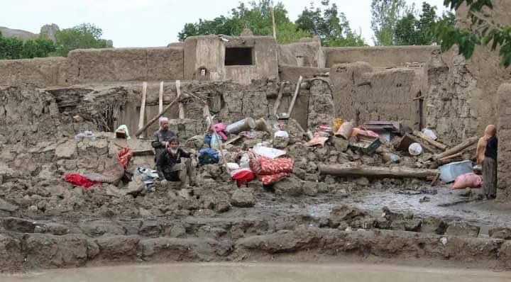 aimedunnamed's tweet photo. This is the situation in kotdiji,Khairpur Mir’s💔..People have lost their houses and all their belongings.Nobody cares about sindh💔Our beloved city is drowning but no one is here for the rescue🥺💔 #khairpur_is_drowning #SaveSindh #Sindhfloods #SindhNeedsDisasterRelief https://t.co/RnhhQiUqnw