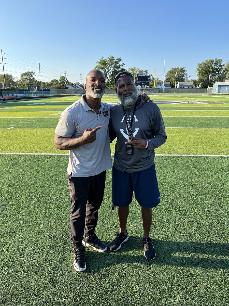 Thank you <a href="/raymontharris/">Raymont Harris</a> for stopping by and dropping the real today to my guys!!!!🔵⚪️🏈🏈🏈🏈#EmbraceTheDark <a href="/LCS_TV20/">Lorain Schools TV20</a> <a href="/loraincsd/">Lorain City Schools</a> <a href="/lorainathletics/">Lorain Athletics</a>