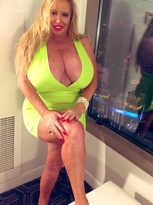 Been running around all day long. Now I&rsquo;m going to relax and take it easy. Don&rsquo;t forget if you want a<a href="/tag/lasvegas"class="tags"><span>#lasvegas</span></a><a href="/tag/europedichan"class="tags"><span>#europedichan</span></a>